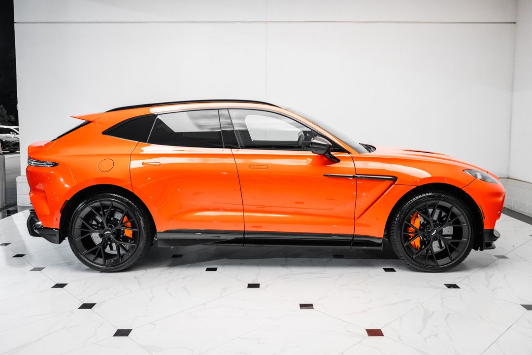 2025 Aston Martin DBX