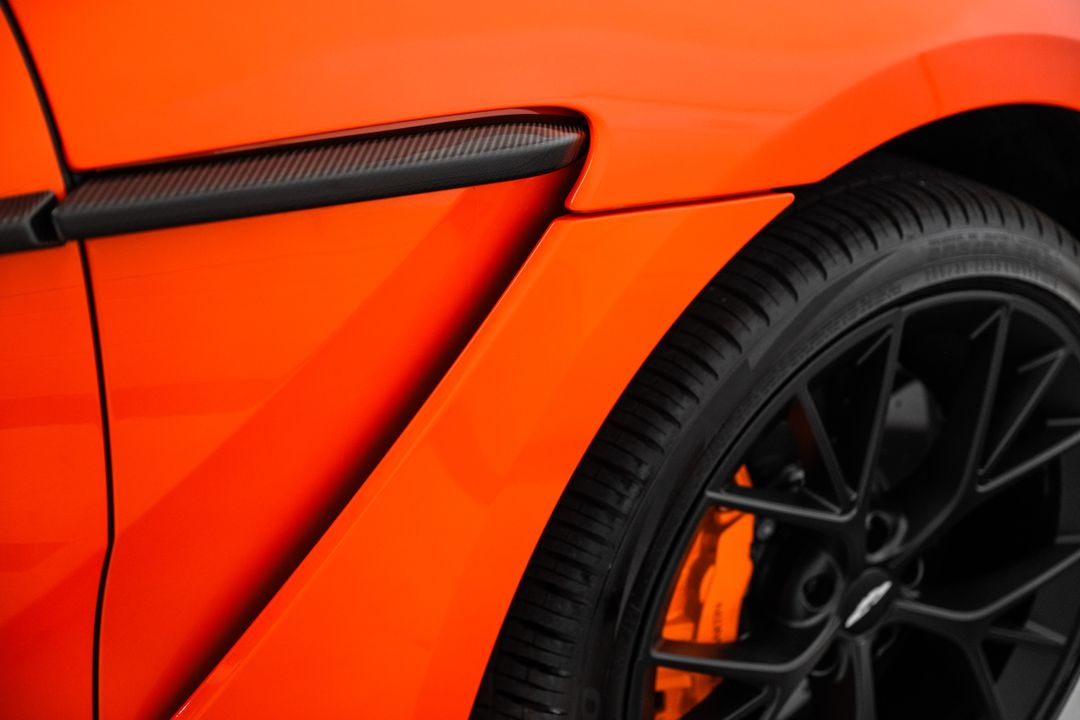 2025 Aston Martin DBX