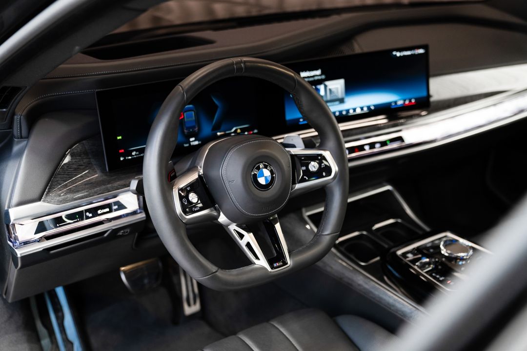 2023 BMW M760i