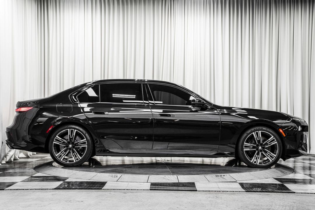 2023 BMW M760i