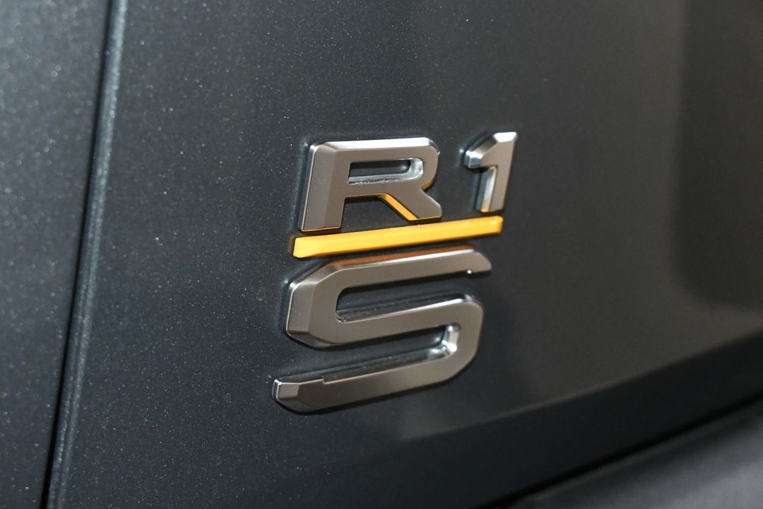 2022 Rivian R1S