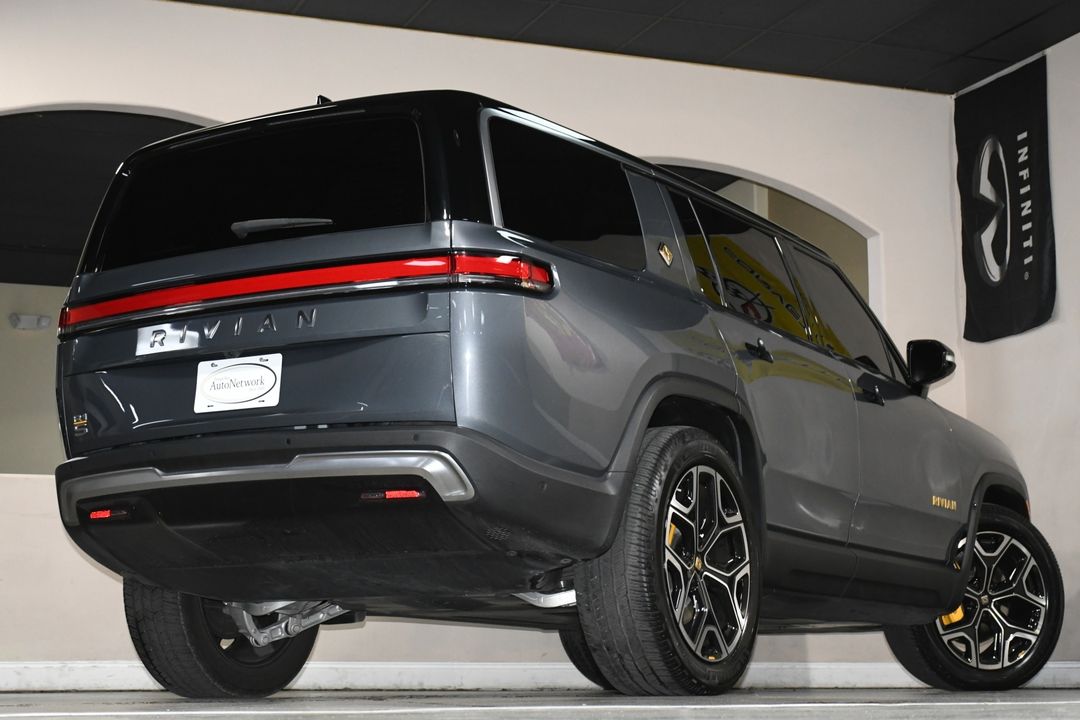 2022 Rivian R1S