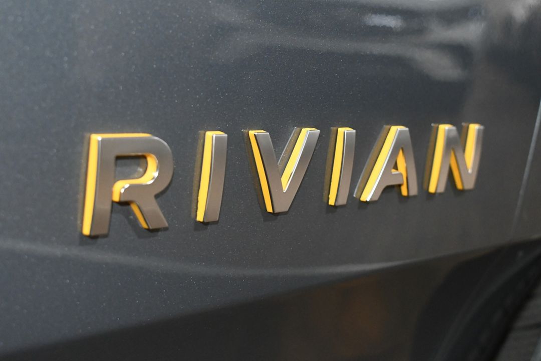 2022 Rivian R1S