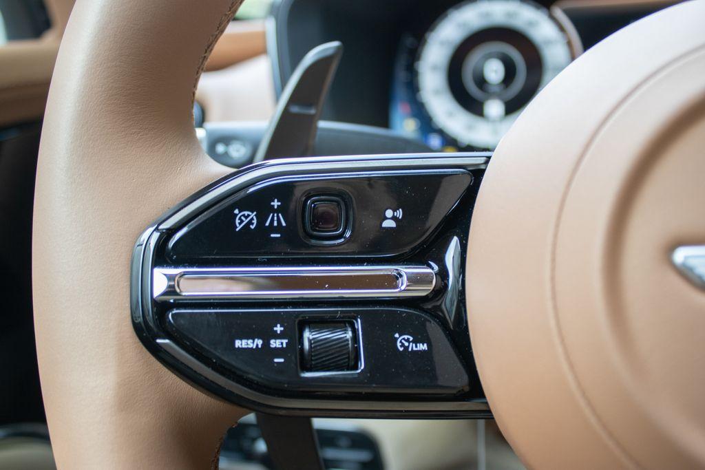 2025 Aston Martin DBX