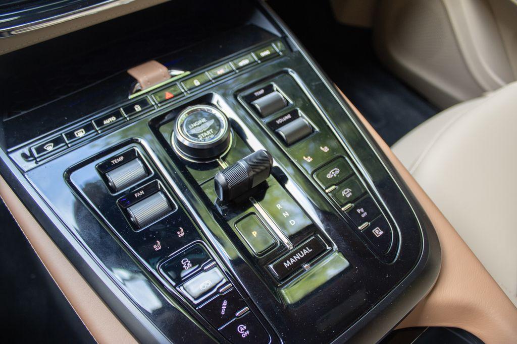 2025 Aston Martin DBX