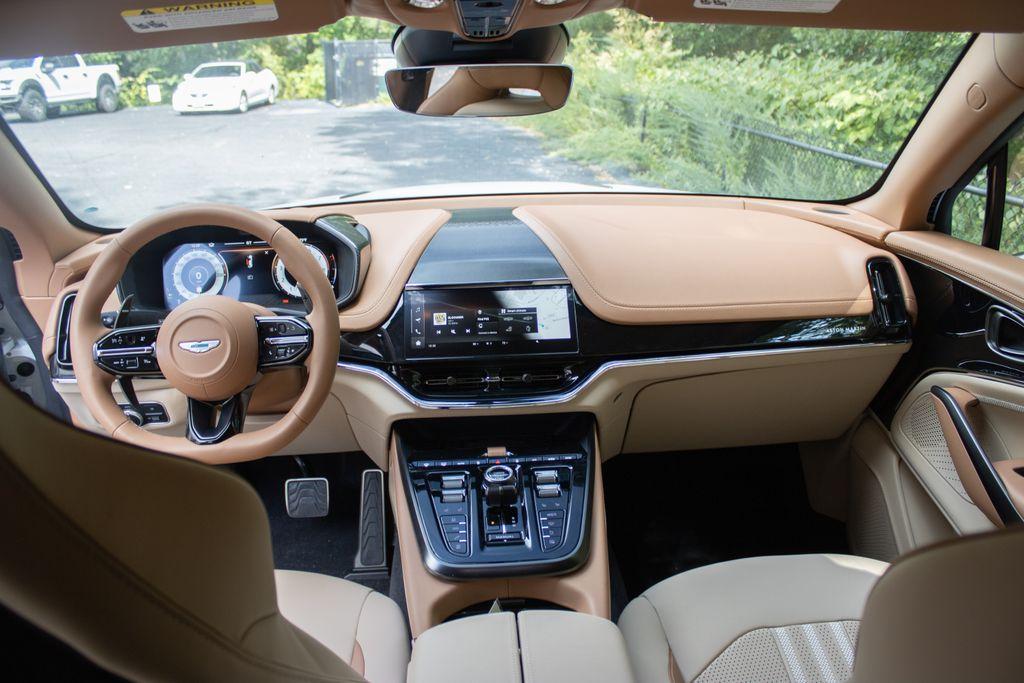 2025 Aston Martin DBX