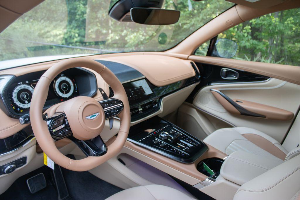 2025 Aston Martin DBX