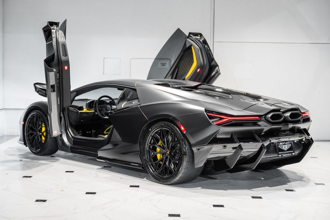 2024 Lamborghini Revuelto