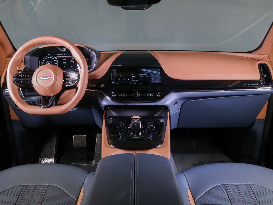 2025 Aston Martin DBX