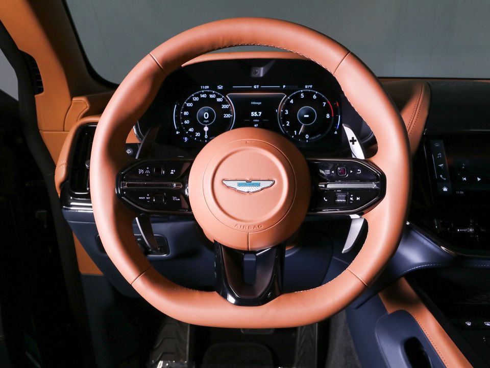 2025 Aston Martin DBX