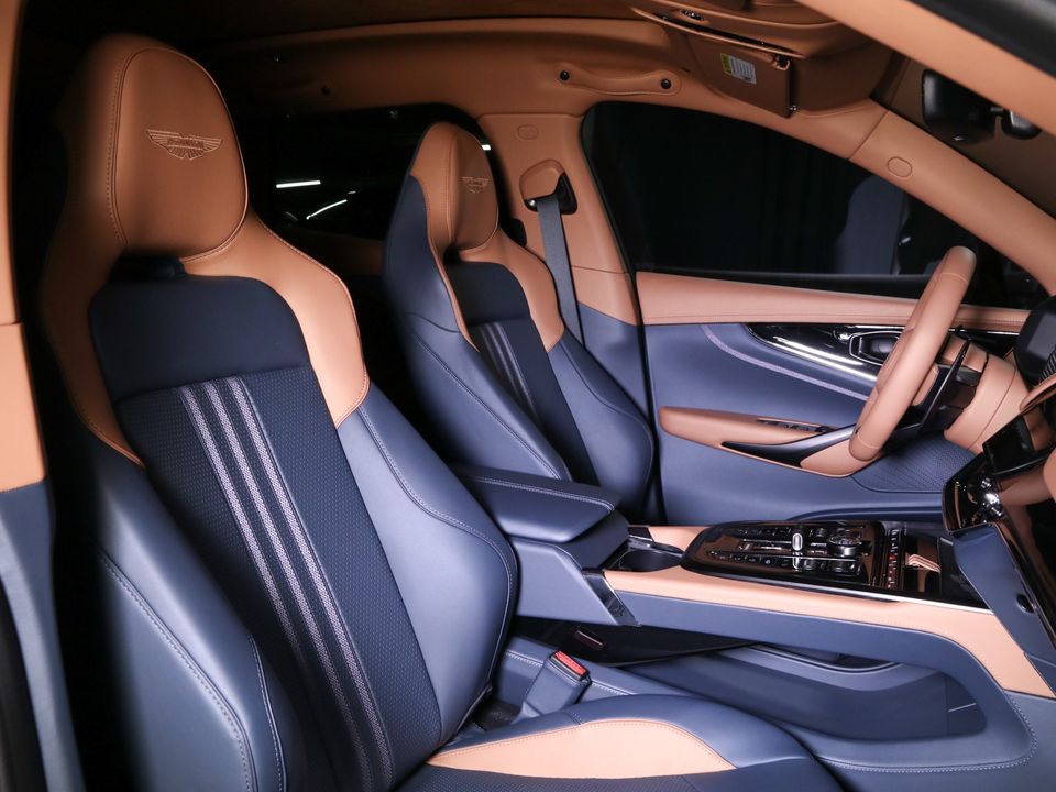 2025 Aston Martin DBX