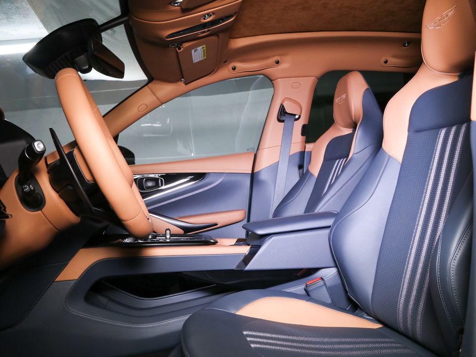 2025 Aston Martin DBX
