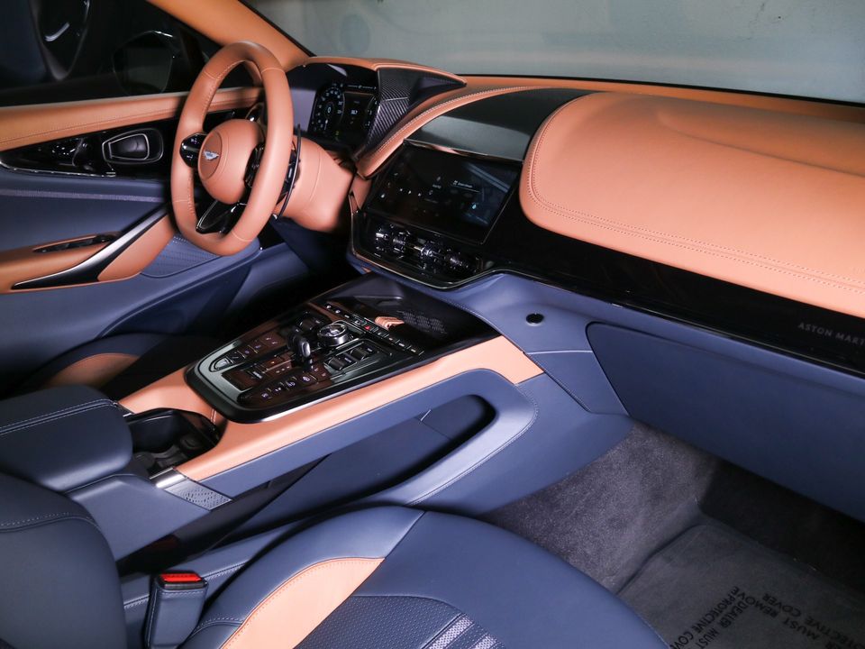 2025 Aston Martin DBX