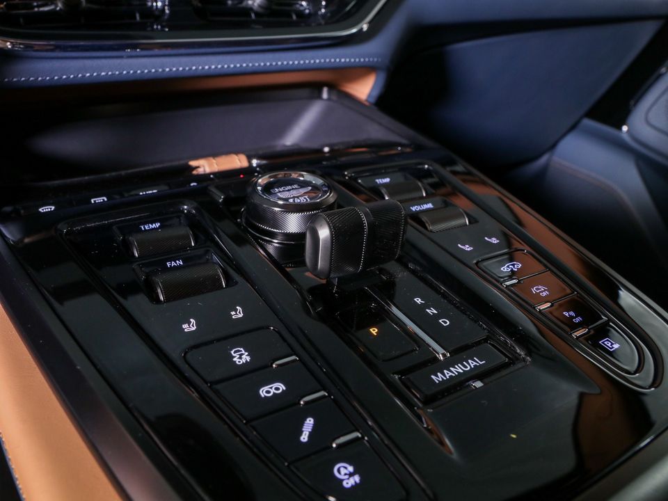 2025 Aston Martin DBX