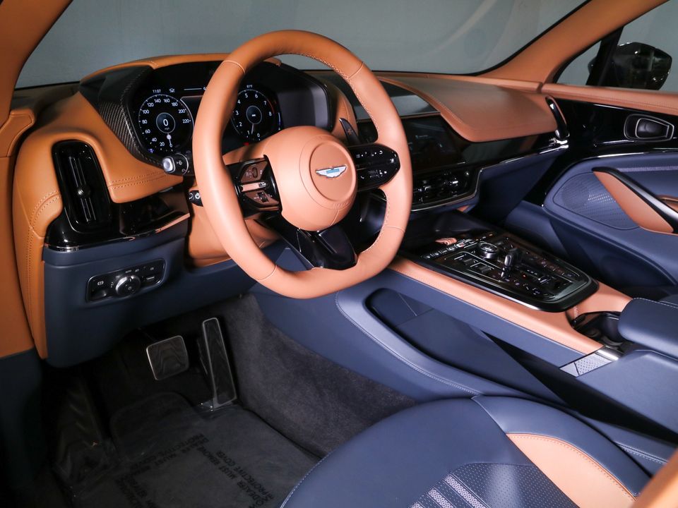 2025 Aston Martin DBX