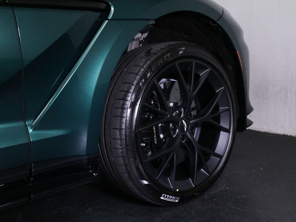 2025 Aston Martin DBX