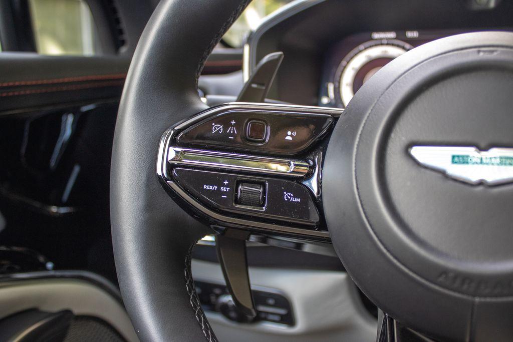 2025 Aston Martin DBX