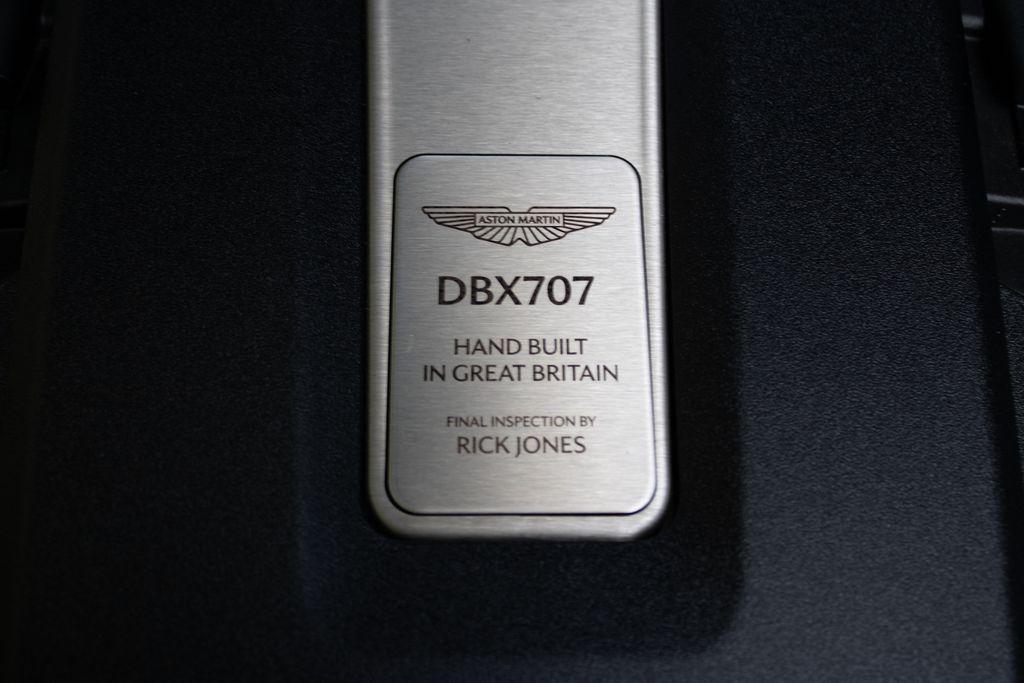 2025 Aston Martin DBX