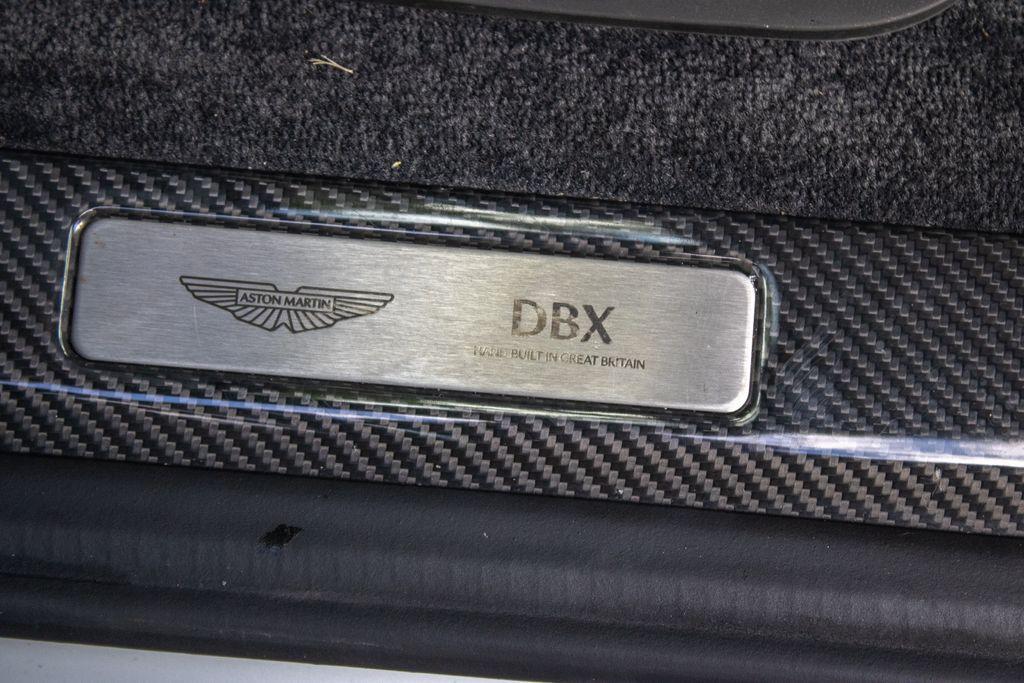 2025 Aston Martin DBX