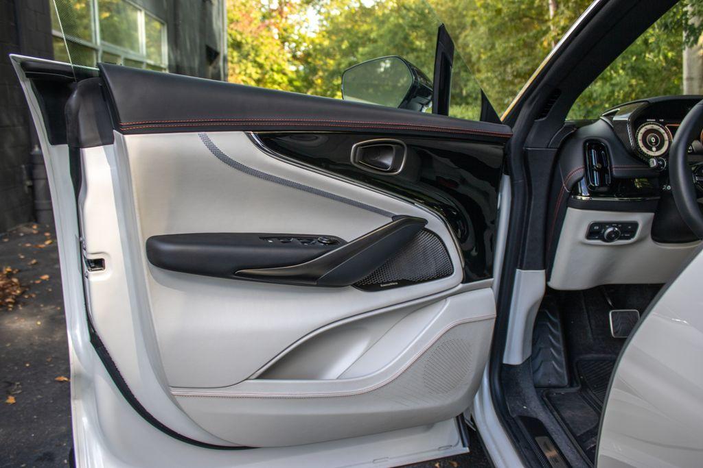 2025 Aston Martin DBX