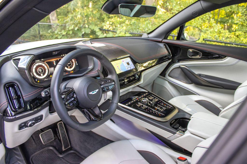 2025 Aston Martin DBX