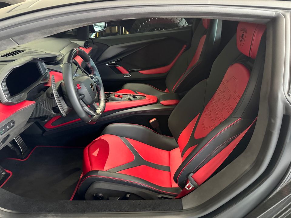 2024 Lamborghini Revuelto