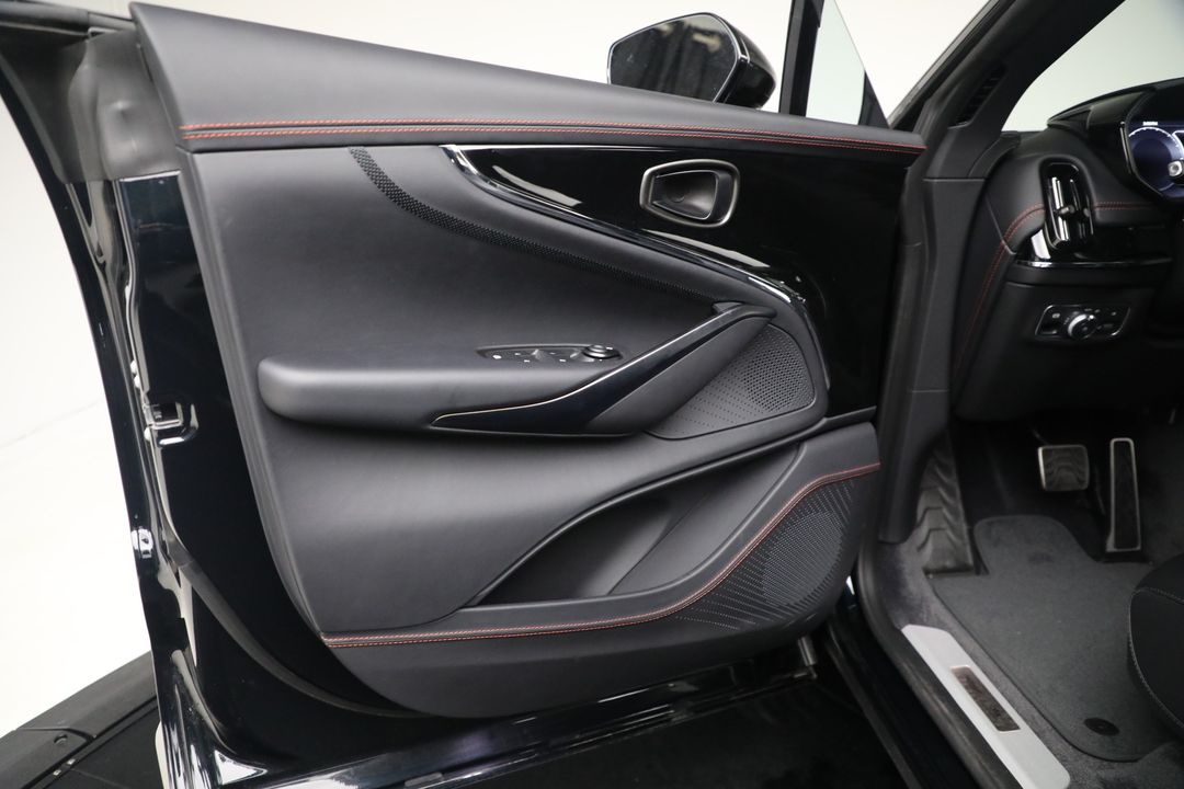2025 Aston Martin DBX