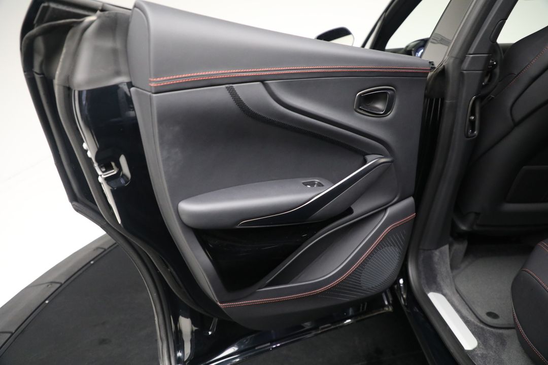 2025 Aston Martin DBX