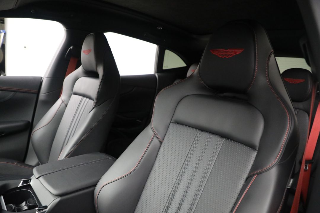 2025 Aston Martin DBX