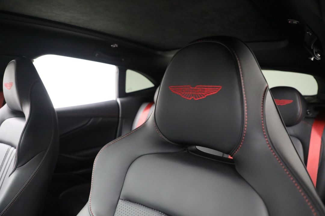 2025 Aston Martin DBX