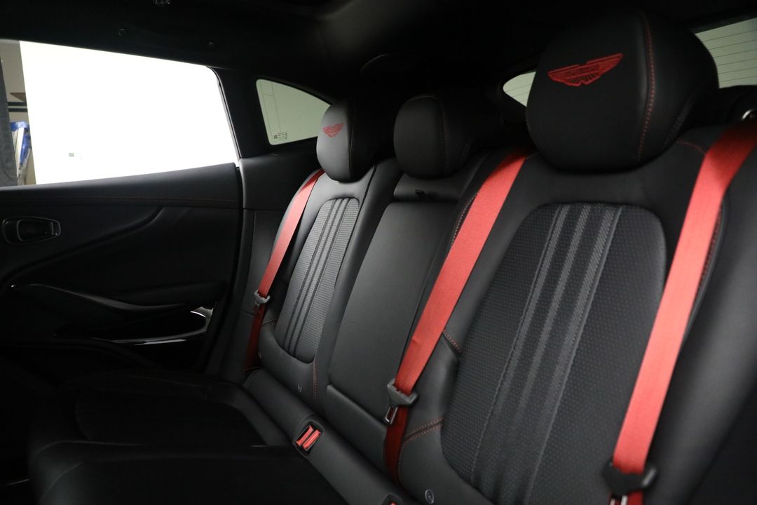 2025 Aston Martin DBX