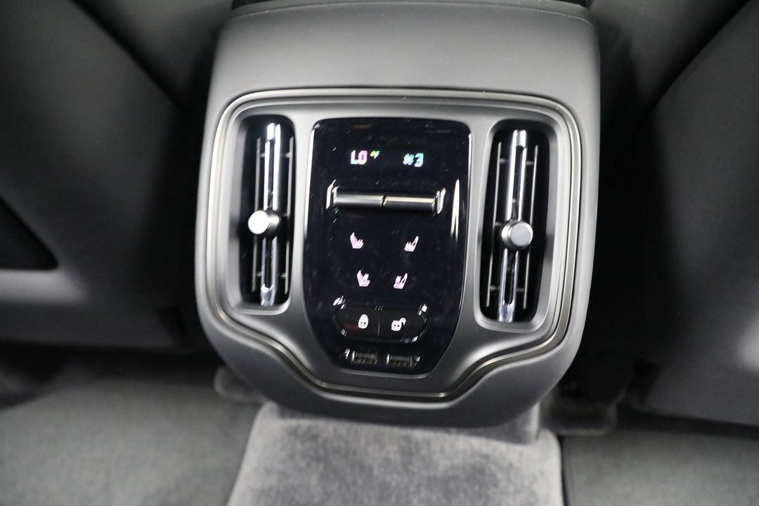 2025 Aston Martin DBX