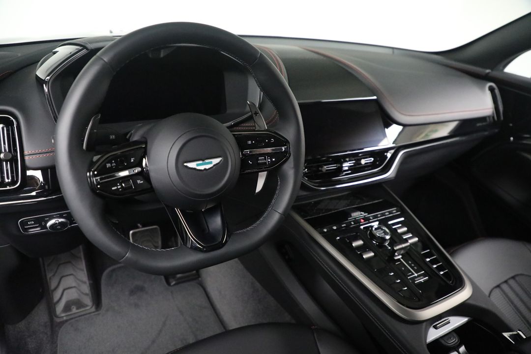 2025 Aston Martin DBX