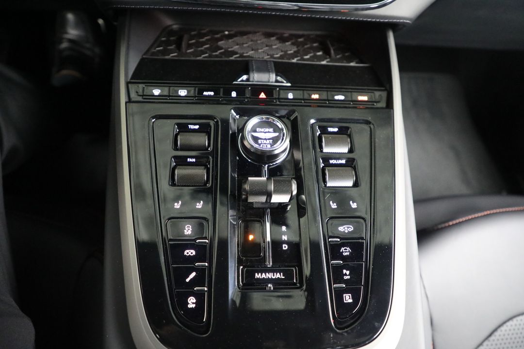 2025 Aston Martin DBX