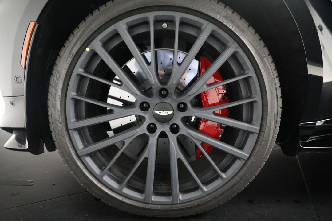 2025 Aston Martin DBX