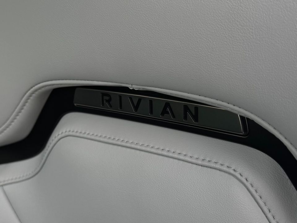 2023 Rivian R1S