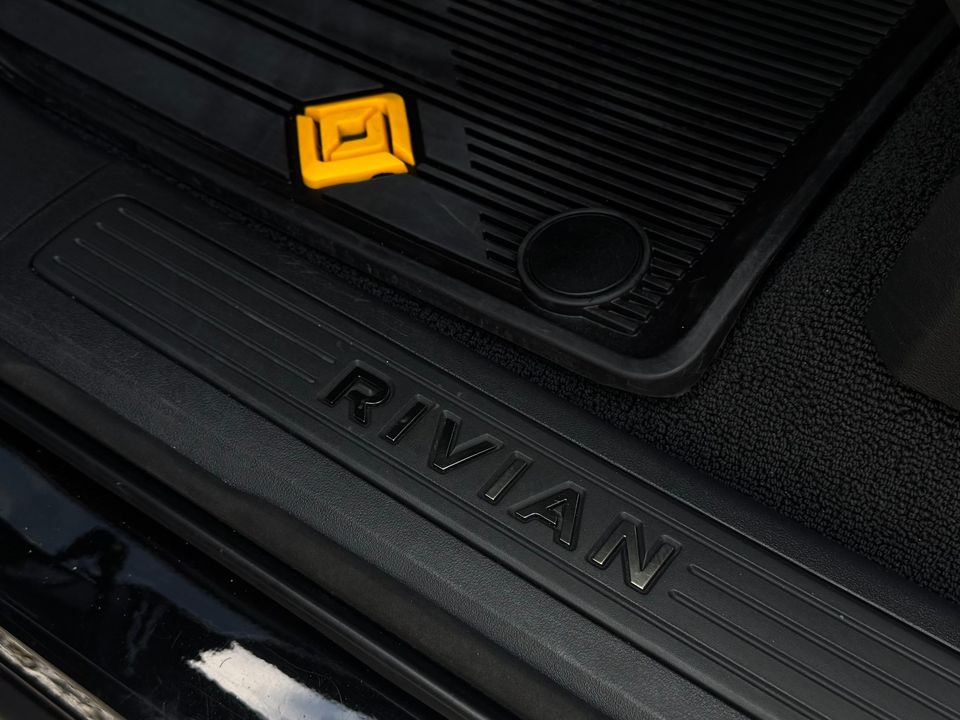 2023 Rivian R1S