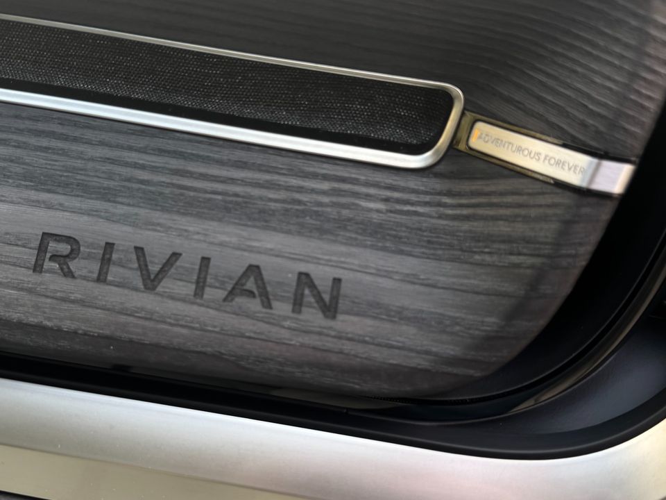 2023 Rivian R1S