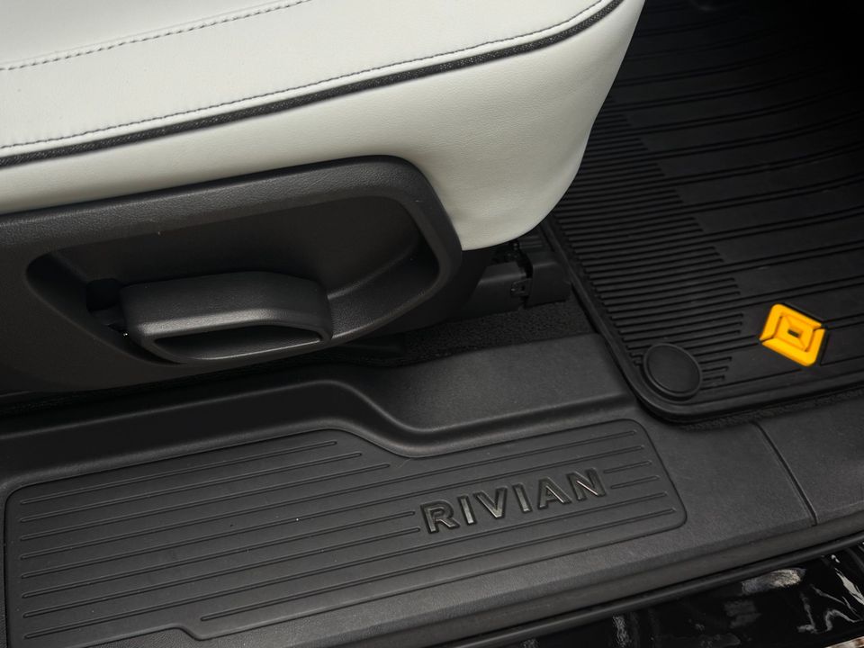 2023 Rivian R1S