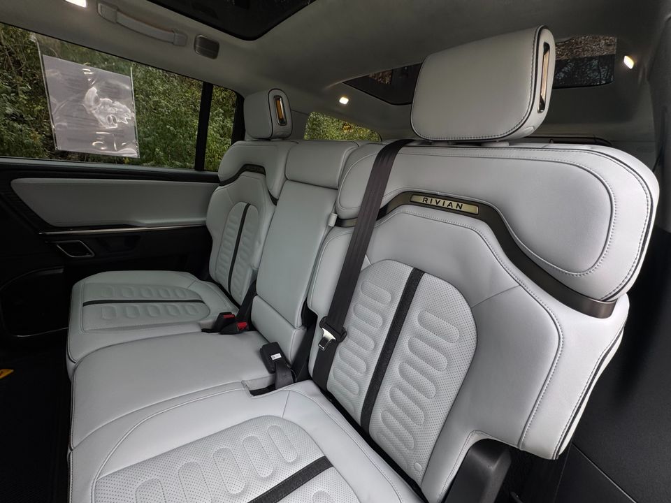 2023 Rivian R1S