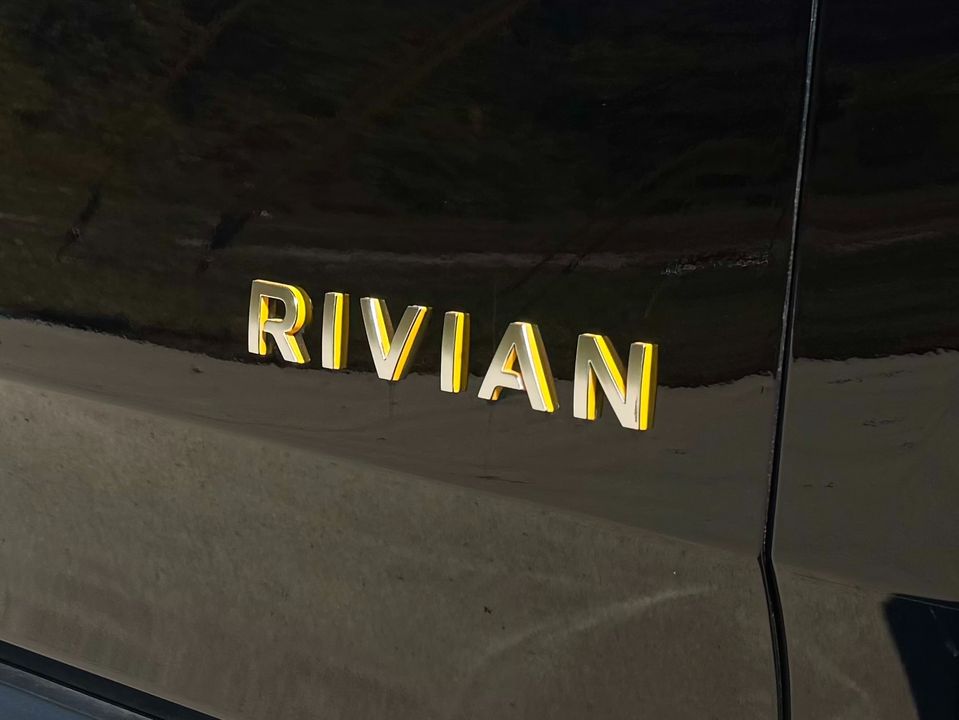 2023 Rivian R1S