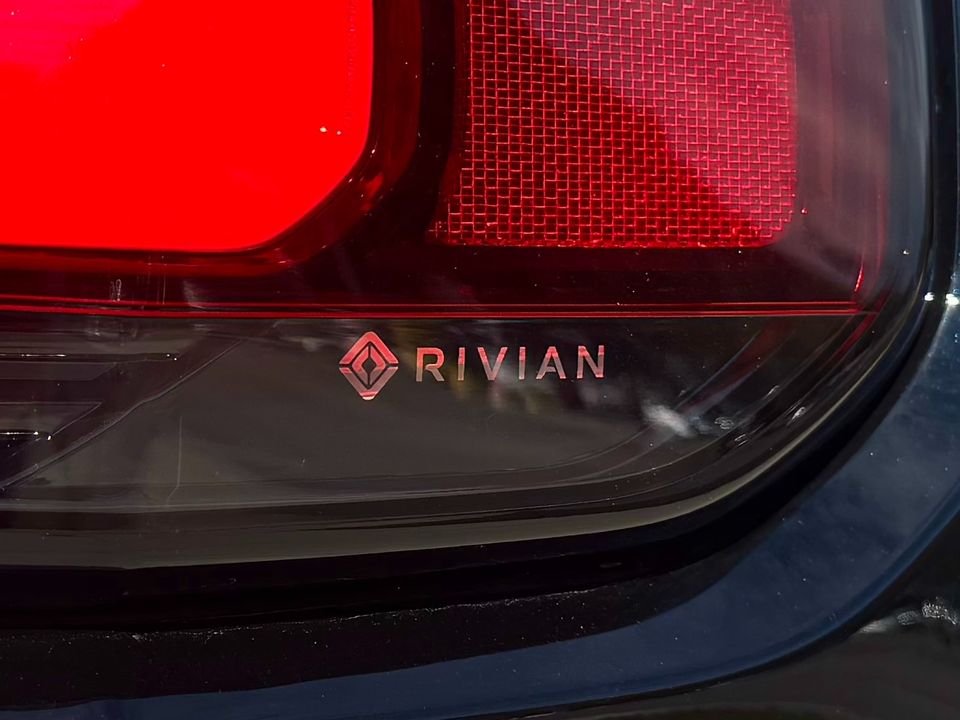 2023 Rivian R1S