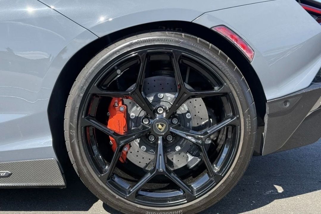 2024 Lamborghini Revuelto