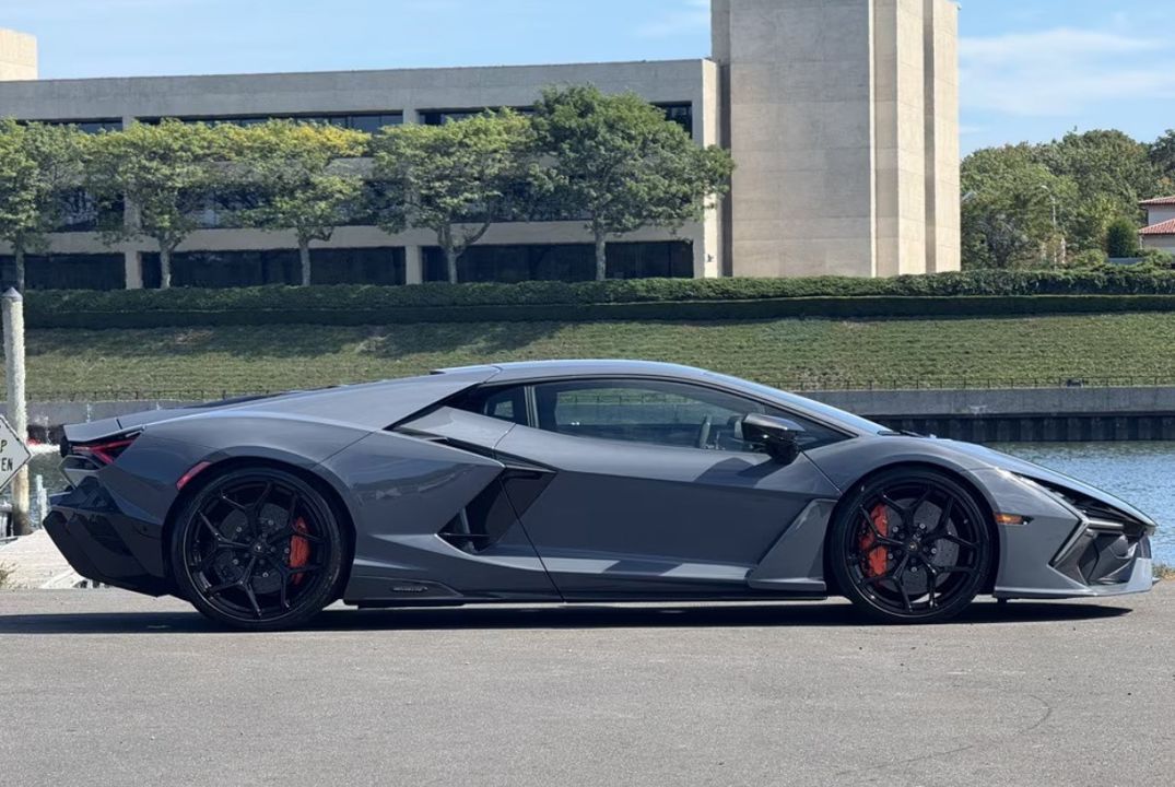2024 Lamborghini Revuelto