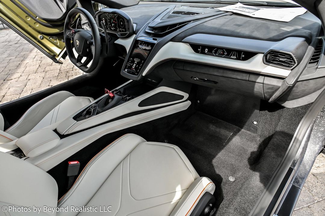 2025 Lamborghini Revuelto
