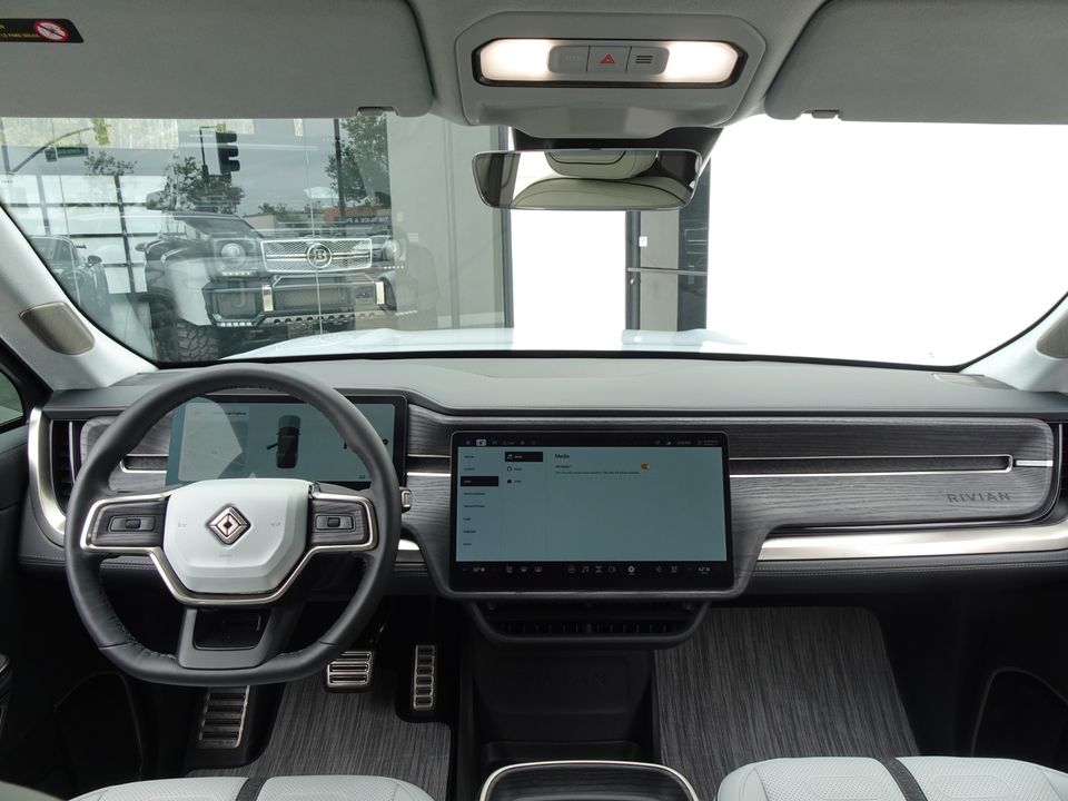 2024 Rivian R1S