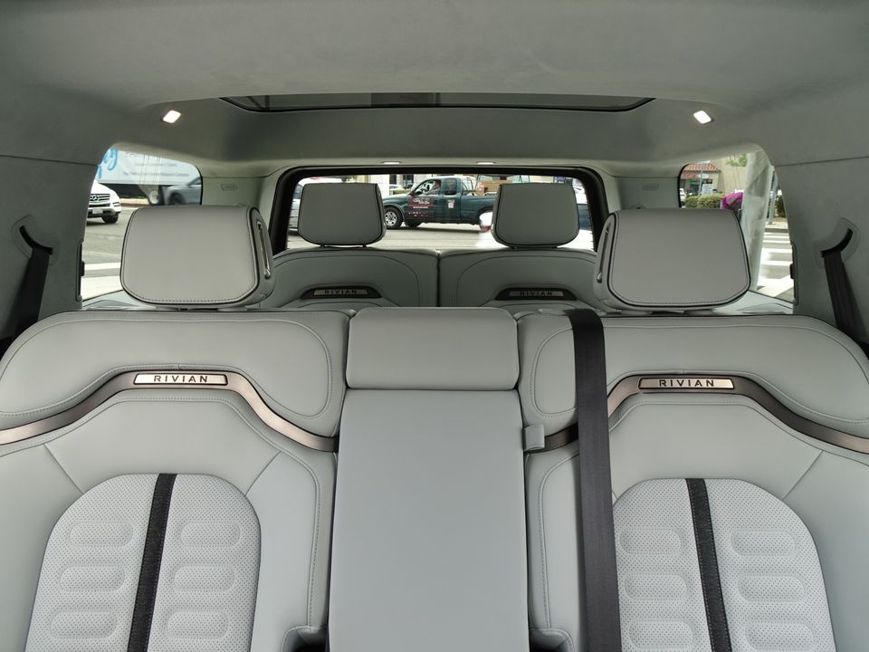 2024 Rivian R1S