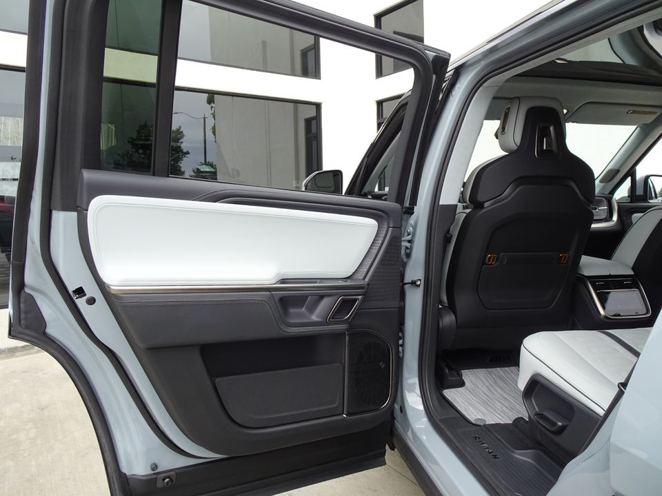 2024 Rivian R1S