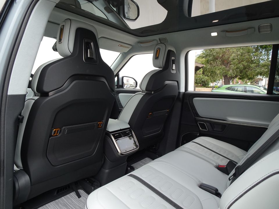 2024 Rivian R1S