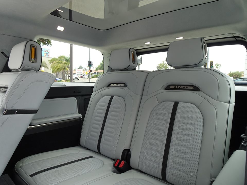 2024 Rivian R1S